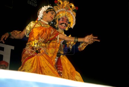 Téléchargez les photos : Paire se produisant sur scène, karnataka, Inde - en image libre de droit