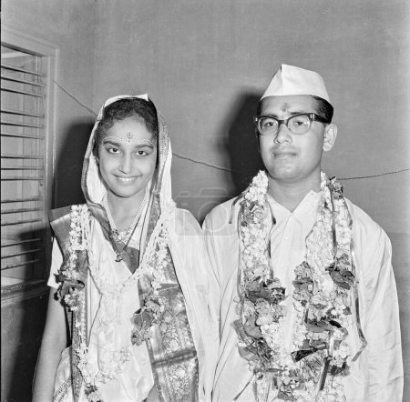 Foto de Viejo vintage 1900s foto en blanco y negro de la India boda ritual novia novio guirnalda India 1940 - Imagen libre de derechos