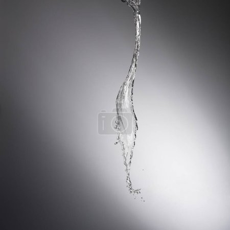 Foto de Salpicadura de gota de agua con fondo gris - Imagen libre de derechos