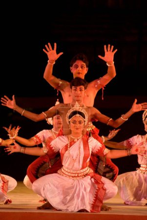 Foto de Bailarines Odissi representan pose de baile expresando facetas de divinidad en ballet tradicional, Konarak, Orissa, India - Imagen libre de derechos