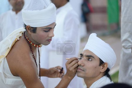 Téléchargez les photos : Sattriya danseuse faire maquillage Inde Asie - en image libre de droit
