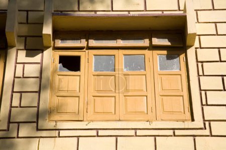 Téléchargez les photos : Fenêtres fermées avec un verre cassé ; village Dilwara ; Udaipur ; Rajasthan ; Inde - en image libre de droit