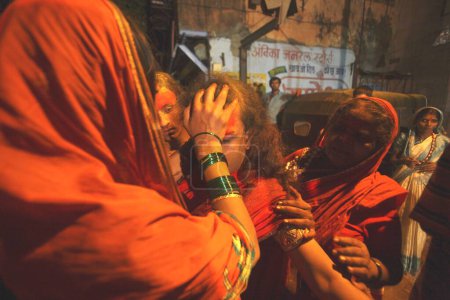 Téléchargez les photos : Les eunuques étalent du curcuma et du kumkum sur le front pendant le mariage des eunuques à l'occasion de Bewa Purnima à Ghatkopar ; Bombay maintenant Mumbai ; Maharashtra ; Inde - en image libre de droit