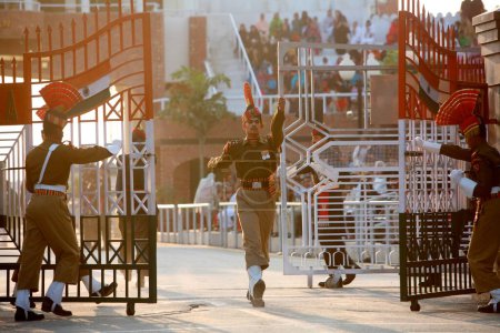 Téléchargez les photos : Un soldat des forces de sécurité frontalières indiennes fait un défilé lors d'une cérémonie de changement de garde à la frontière de Wagah, Amritsar, Punjab, Inde - en image libre de droit