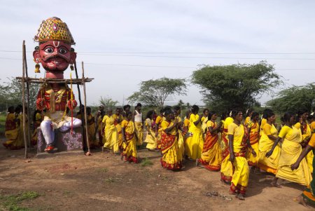 Téléchargez les photos : Statue d'Aravan au festival duryodhana padukalam, Sevilimedu, Kanchipuram, Tamil Nadu, Inde - en image libre de droit