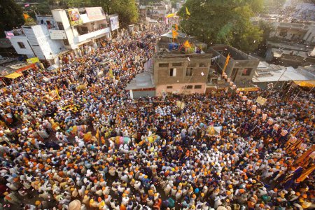 Foto de Los devotos sij que participan en procesión en el Saheb Gurudwara de Sachkhand por 300 años de Consagración del Guru Perpetuo Granth Sahib el 30 de octubre de 2008, Nanded, Maharashtra, India - Imagen libre de derechos