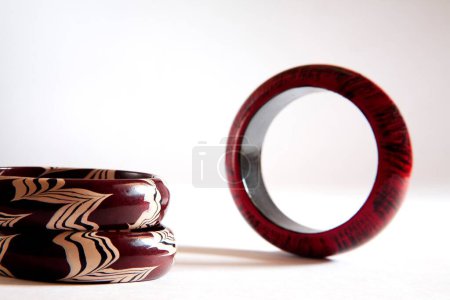 Téléchargez les photos : Bracelet en bois coloré sur fond blanc - en image libre de droit