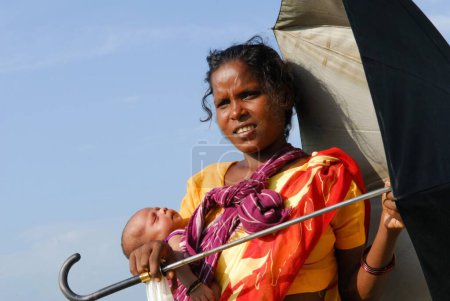Téléchargez les photos : Tribus Ho femme portant enfant dans un sac en tissu attaché, Chakradharpur, Jharkhand, Inde - en image libre de droit