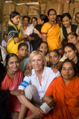 Téléchargez les photos : Sabine Christiansen en conversation avec des femmes à Amrae une ONG à Nehru Nagar, bidonville de Golibar ; Santacruz ; Bombay Mumbai, Maharashtra, Inde - en image libre de droit