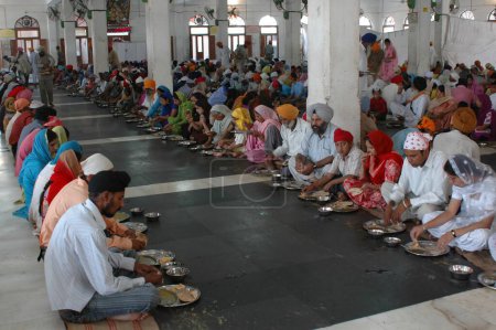 Téléchargez les photos : Dévots dans gourou ka langar, amritsar, punjab, Inde, asie - en image libre de droit