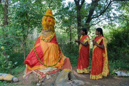 Téléchargez les photos : Femmes adorant le serpent, Putru ou la fourmilière blanche près d'Adoor, Tamil Nadu, Inde - en image libre de droit