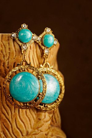 Téléchargez les photos : Boucles d'oreilles indiennes en or turquoise, Bijoux traditionnels indiens - en image libre de droit