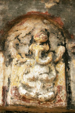 Téléchargez les photos : Idole de seigneur ganesh éléphant tête dieu sculpté dans le mur maintenant en mauvais état ; Barrage de Dhom ; Wai ; Maharashtra ; Inde - en image libre de droit