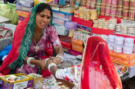 Téléchargez les photos : Femme portant un bracelet au commerçant Jodhpur Rajasthan Inde Asie - en image libre de droit