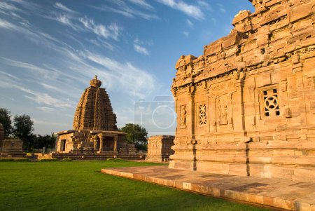 Téléchargez les photos : Site du patrimoine mondial de l'UNESCO ; temple de Galaganatha 750 apr. J.-C. et mur de temple le plus ancien de sangameshvara 720 apr. J.-C. à Pattadakal ; Karnataka ; Inde - en image libre de droit