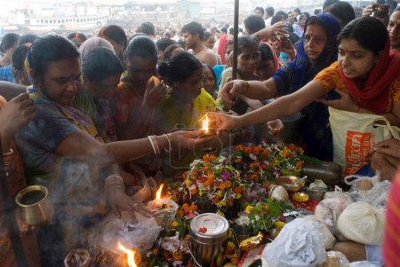 Téléchargez les photos : Bengalais célébrant Kartik Purnima (pleine lune) à Babu Ghat, Kolkata, Bengale occidental, Inde - en image libre de droit