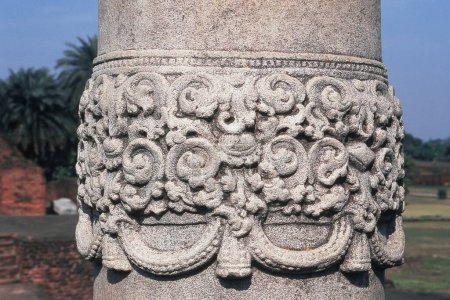 Colonne sculptée au Complexe universitaire Nalanda, Nalanda, Bihar, Inde, Asie