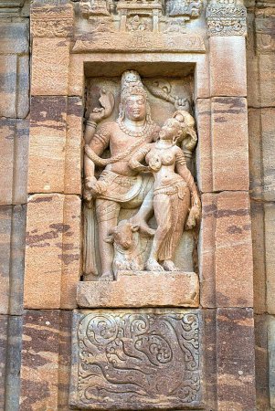 Téléchargez les photos : Site du patrimoine mondial de l'UNESCO ; Shiva avec Parvati avec taureau Nandi sculpture dans le temple Virupaksha est architecture dravidienne construite par la reine Lokamahadevi huit siècle à Pattadakal ; Karnataka ; Inde - en image libre de droit