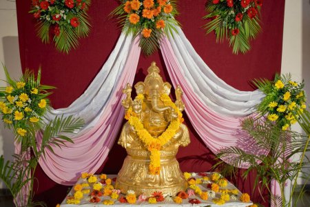 Téléchargez les photos : Statue du seigneur Ganesh éléphant tête dieu, décoration de bienvenue, Inde - en image libre de droit