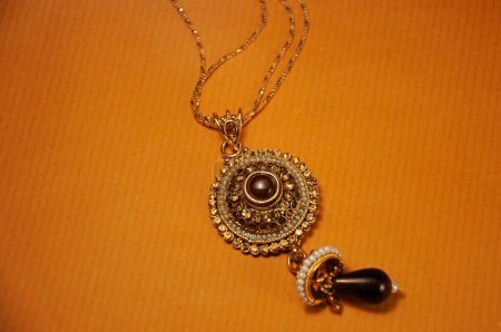 Foto de Diamante y piedras colgante con cadena de oro, joyas tradicionales indias - Imagen libre de derechos