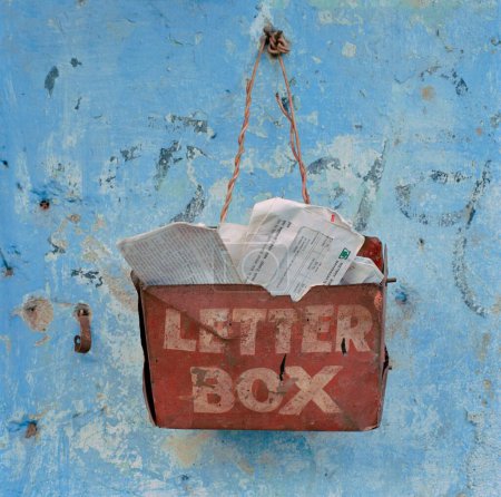 Foto de Un innovador buzón instalado en un tugurio donde los habitantes de tugurios a menudo no tienen una dirección postal individual y el buzón de la comunidad sirve a sus necesidades de comunicación, Mumbai Bombay, Maharashtra, India - Imagen libre de derechos