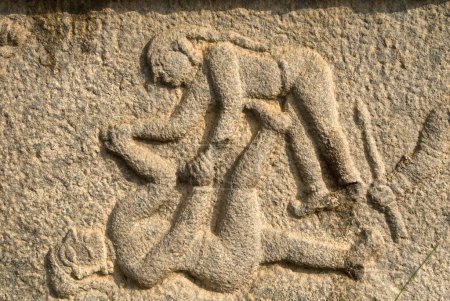 Téléchargez les photos : Sculptures érotiques sur le mur de réservoir chinois XVIe-XVIIe siècles par le chef local près de Thiruvannamalai ; Tamil Nadu ; Inde - en image libre de droit