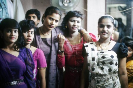 Téléchargez les photos : Bar Maids, Mumbai, Maharashtra, Inde - en image libre de droit