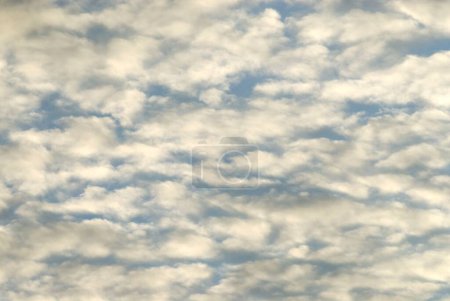 Téléchargez les photos : Nuages blancs et ciel bleu très clair - en image libre de droit
