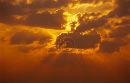 Téléchargez les photos : Nuages du matin et rayons du soleil - en image libre de droit
