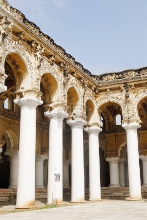 Téléchargez les photos : Grandes colonnes et stuc au palais Thirumalai Nayak (Naick) construit en 1636 dans le style indo-saracénique à Madurai ; Tamil Nadu ; Inde - en image libre de droit