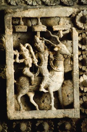 Téléchargez les photos : Statues de dieu et déesse montées sur antilope dans les garbhagruhas du temple hoysaleswara ; Halebid Halebidu ; Hassan ; Karnataka ; Inde - en image libre de droit
