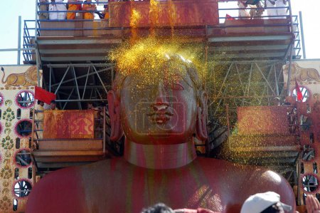 Téléchargez les photos : Fleurs se douchant sur 57 pieds de haut statue du seigneur Bahubali connu sous le nom de Gomateshvara dans Mahamasthakabisheka célébration à Sravanabelagola dans le district Hassan du Karnataka ; Inde - en image libre de droit