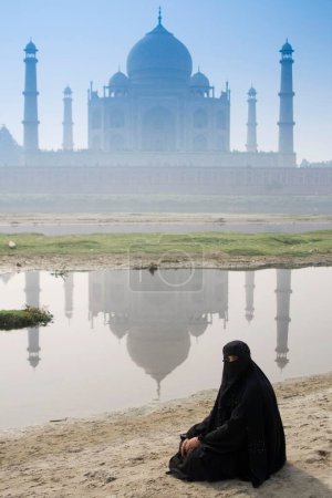 Une femme musulmane offrant namaz devant le monument de bosses Taj Mahal sept merveilles du monde construit par l'empereur Shah Jahan ; Agra ; Uttar Pradesh ; Inde MR707 D