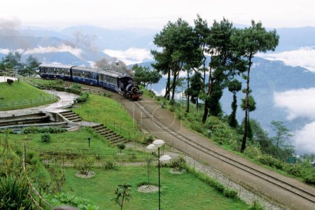 Téléchargez les photos : Train jouet à la boucle batashia, darjeeling, bengale occidental, Inde - en image libre de droit