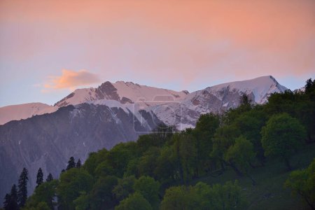 Téléchargez les photos : Sommets enneigés de la chaîne de montagnes himalayenne au Cachemire - en image libre de droit