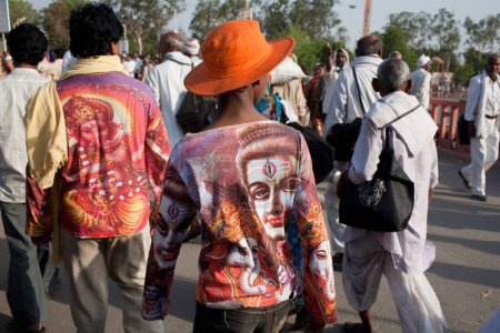 Téléchargez les photos : T-shirt dévot portant les empreintes du Seigneur Shiva Haridwar Uttarakhand Inde Asie - en image libre de droit