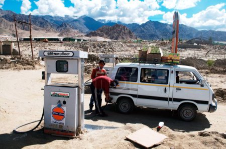 Téléchargez les photos : Homme remplissant la voiture à la pompe à essence, Choglamsar, Leh, Ladakh, Jammu-et-Cachemire, Inde - en image libre de droit