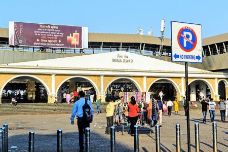 Foto de Mira Road Railway Station entrada, Mumbai, Maharashtra, India, Asia - Imagen libre de derechos