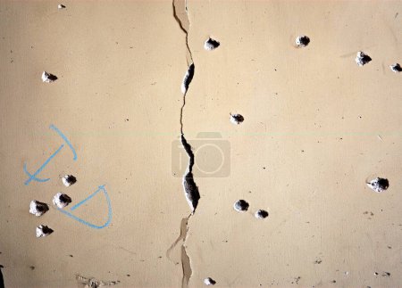 Téléchargez les photos : Marques de balles sur le mur du centre communautaire juif de la maison nariman par des terroristes moudjahidines du deccan attentat à Bombay Mumbai, Maharashtra, Inde 17 février 2009 - en image libre de droit