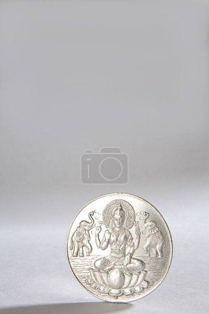 Téléchargez les photos : Pièce d'argent avec la déesse Lakshmi photo, Inde - en image libre de droit