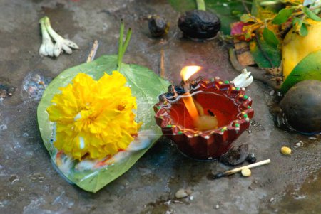 Foto de Lámpara de aceite de tierra encendida con flor y fruta en el festival de savitri de cuba - Imagen libre de derechos