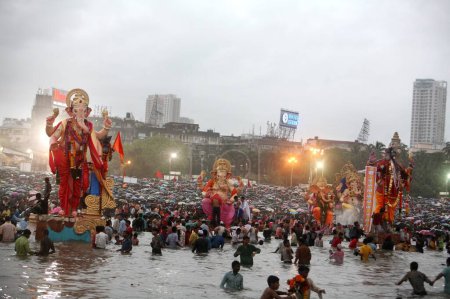 Foto de Inmersión de Lord Ganesh, Girgaum chowpatty, Bombay Mumbai, Maharashtra, India - Imagen libre de derechos