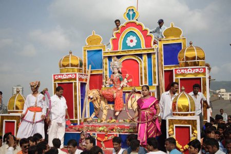 Téléchargez les photos : Navaratri dandiya garba Festival, Procession de Ma Ambadevi, Bhavani Devi de Kalwa à Tembhi Naka, Thane, Maharashtra, Inde - en image libre de droit