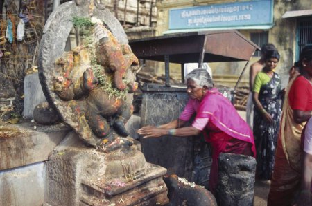 Téléchargez les photos : Statue de Dieu Ganesh ganpati dans le temple meenakshi ; madurai ; tamil nadu ; Inde - en image libre de droit