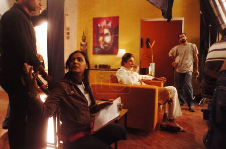 Téléchargez les photos : Asie du Sud indien Bollywood star de cinéma Amitabh Bachchan tournage pour le film publicitaire dans Mehboob studio, Bombay Mumbai, Maharashtra, Inde - en image libre de droit