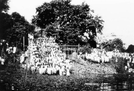 Téléchargez les photos : Foules debout près d'une rivière où les cendres du Mahatma Gandhis se dissolvent, Dacca, février 1948 - en image libre de droit