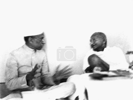 Téléchargez les photos : Mahatma Gandhi s'entretient avec Sarvepalli Radhakrishnan à Birla House, Mumbai, 1944 NO MR - en image libre de droit
