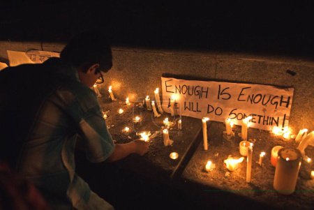 Téléchargez les photos : Offrir ses condoléances aux victimes d'attentats terroristes en allumant des bougies et en faisant passer un message à travers Bombay, Mumbai, Maharashtra Inde 30, novembre 2008 - en image libre de droit