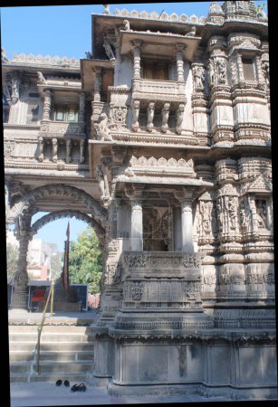 Téléchargez les photos : Sculpture fine à l'extérieur du temple Jain Hatheesing ; Ahmedabad ; Gujarat ; Inde - en image libre de droit