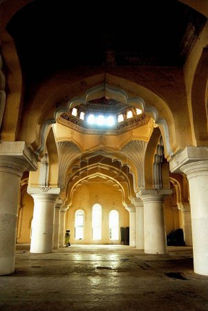 Téléchargez les photos : Grandes colonnes ; arches et dôme avec fenêtres décorées du palais Thirumalai Nayak (Naick) construit en 1636 dans le style indo-saracénique à Madurai ; Tamil Nadu ; Inde - en image libre de droit